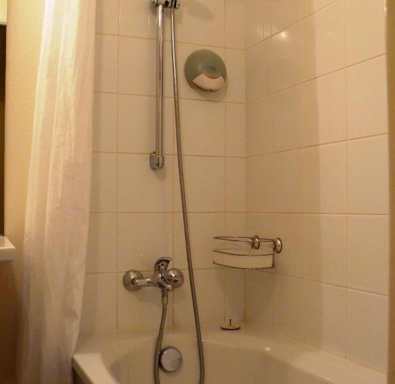 חדר קומפורט לשלושה, Le Parc Des Fées