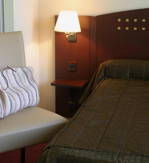 חדר קומפורט לשלושה, Le Parc Des Fées