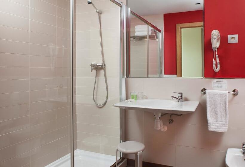 חדר סטנדרט לשלושה, Naval Sestao