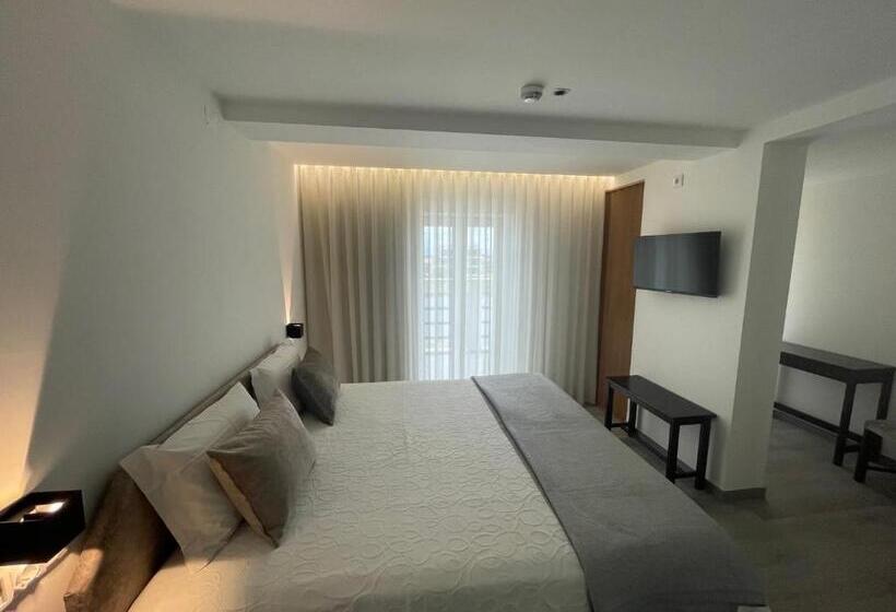 חדר דלוקס, Sra Da Conceicao