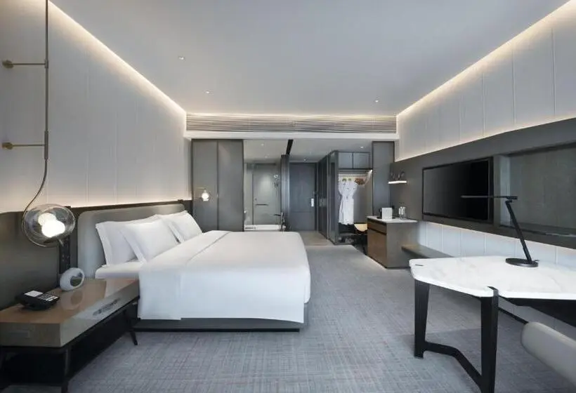 キングサイズベッドのスタンダードルーム, Crowne Plaza Wuhan Optics Valley, An Ihg