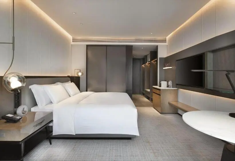 キングサイズベッドのスタンダードルーム, Crowne Plaza Wuhan Optics Valley, An Ihg