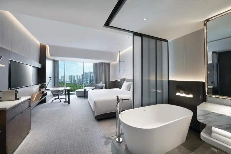 キングサイズベッドのスタンダードルーム, Crowne Plaza Wuhan Optics Valley, An Ihg