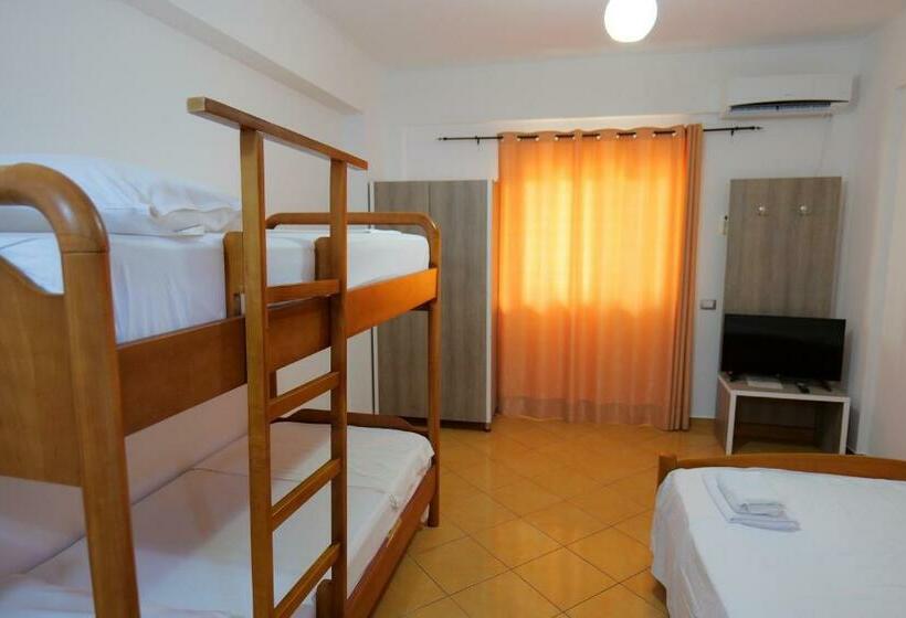 חדר לארבעה סטנדרטי עם מרפסת, Villa Gjika