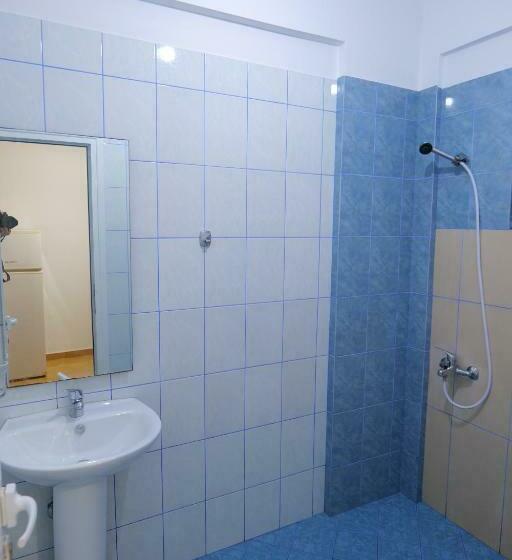 חדר לארבעה סטנדרטי עם מרפסת, Villa Gjika