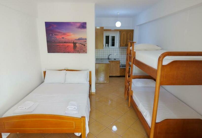 חדר לארבעה סטנדרטי עם מרפסת, Villa Gjika