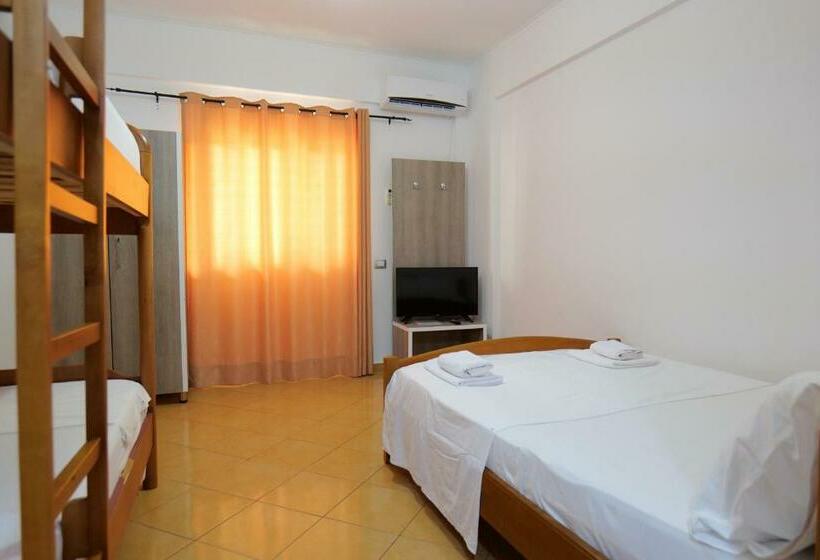 חדר לארבעה סטנדרטי עם מרפסת, Villa Gjika