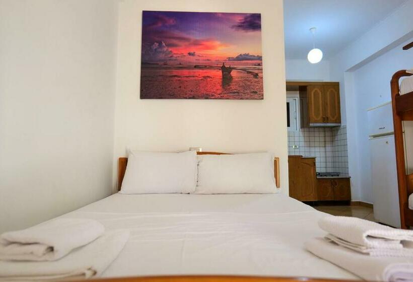 חדר לארבעה סטנדרטי עם מרפסת, Villa Gjika