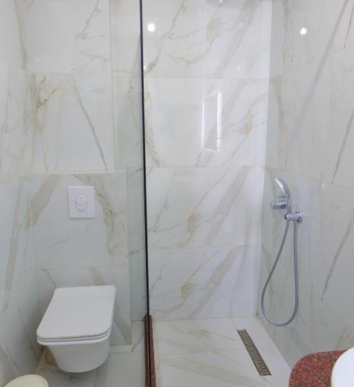 חדר לארבעה סטנדרטי עם מרפסת, Villa Gjika