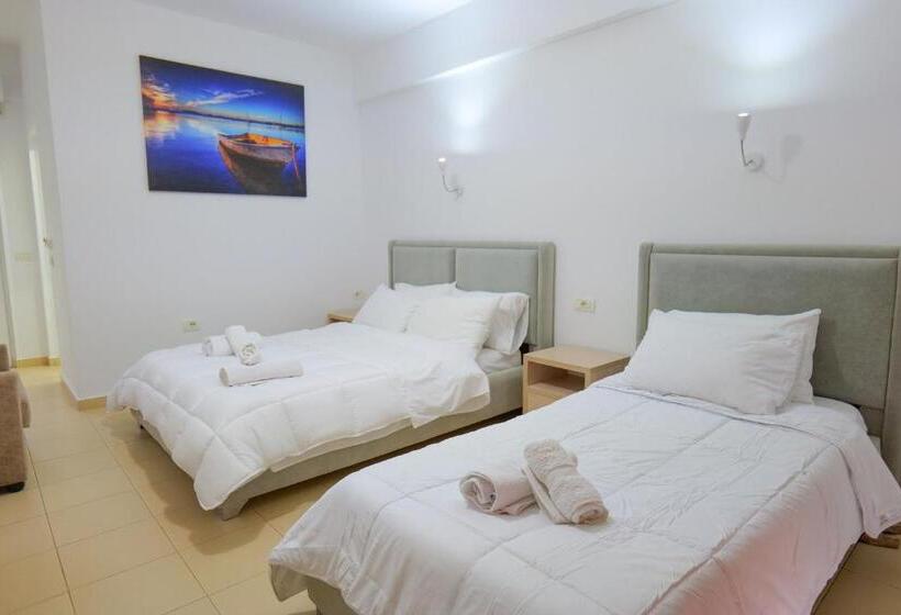 חדר לארבעה סטנדרטי עם מרפסת, Villa Gjika