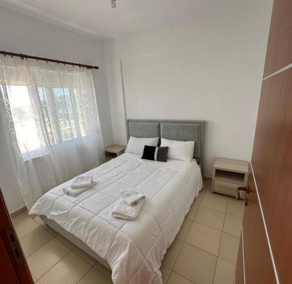 דירת שני חדרים, Villa Gjika