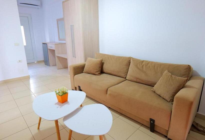 דירת שני חדרים, Villa Gjika