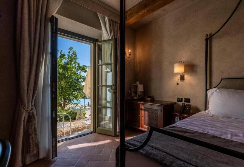 נוף לבריכה, Villa Petriolo