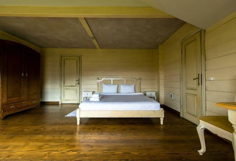 סוויטה נוף להרים, The Provence Village