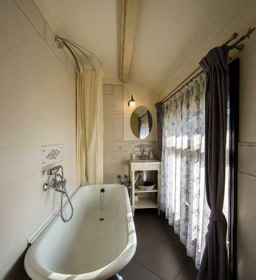 جناح مطلّ علي الجبل, The Provence Village