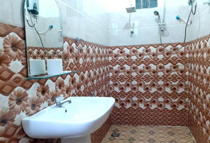 Standard Szoba, Subash