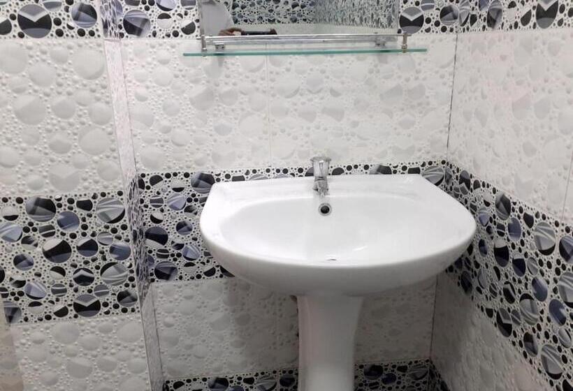 Standard Szoba, Subash