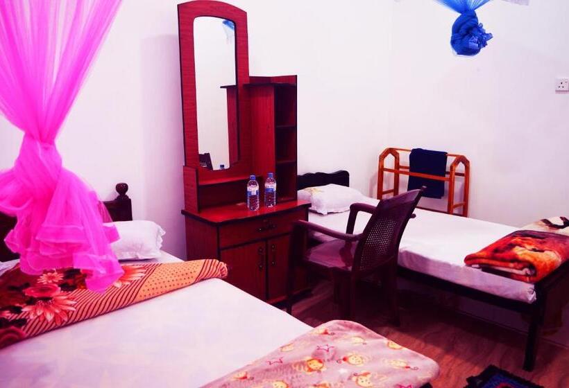 Háromágyas Standard Szoba, Subash