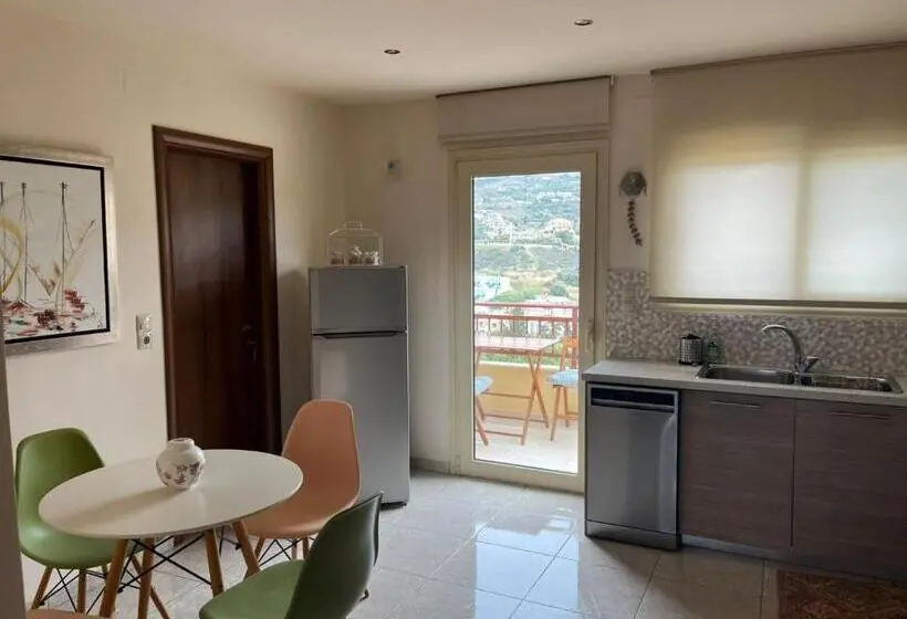 海の見える２ベッドルームアパートメント, Alexander House