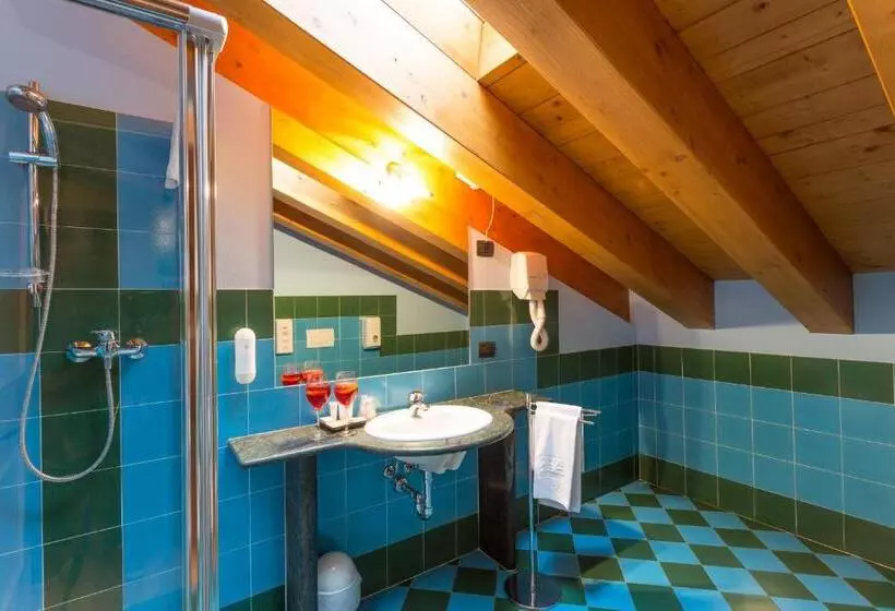 Suite Junior, Arisch