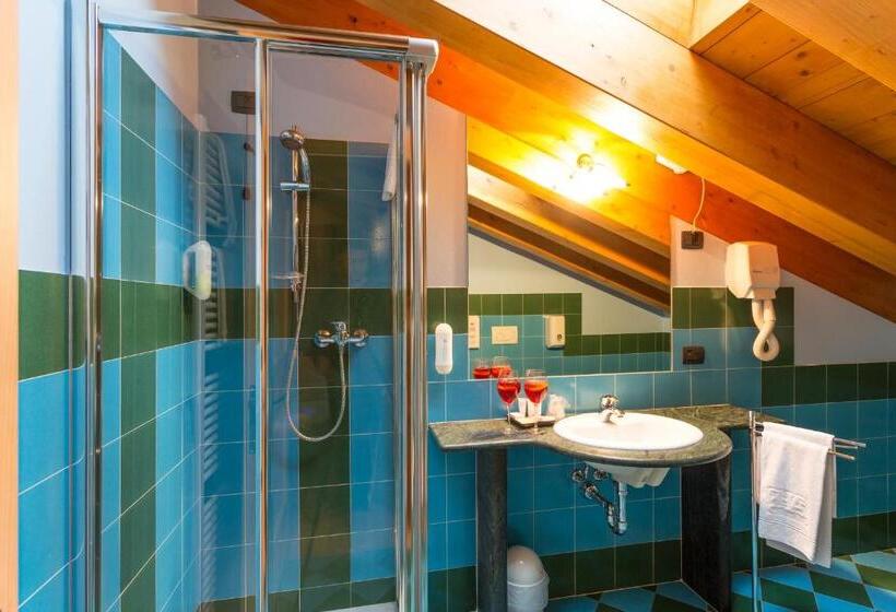 جناح جونيور, Arisch