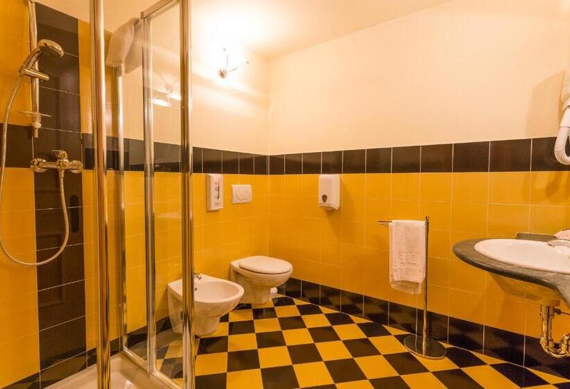 غرفة قياسية مزوَّدة بشُرفة, Arisch