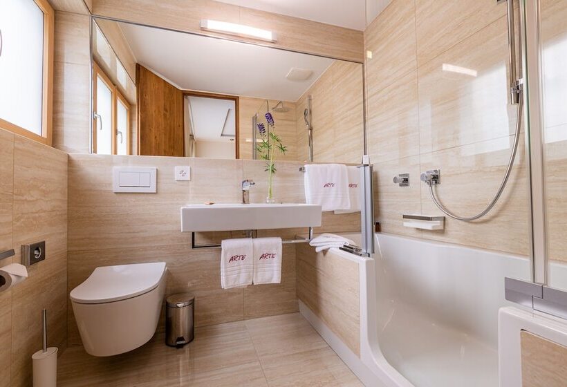 غرفة قياسية مزوَّدة بشُرفة, Arte