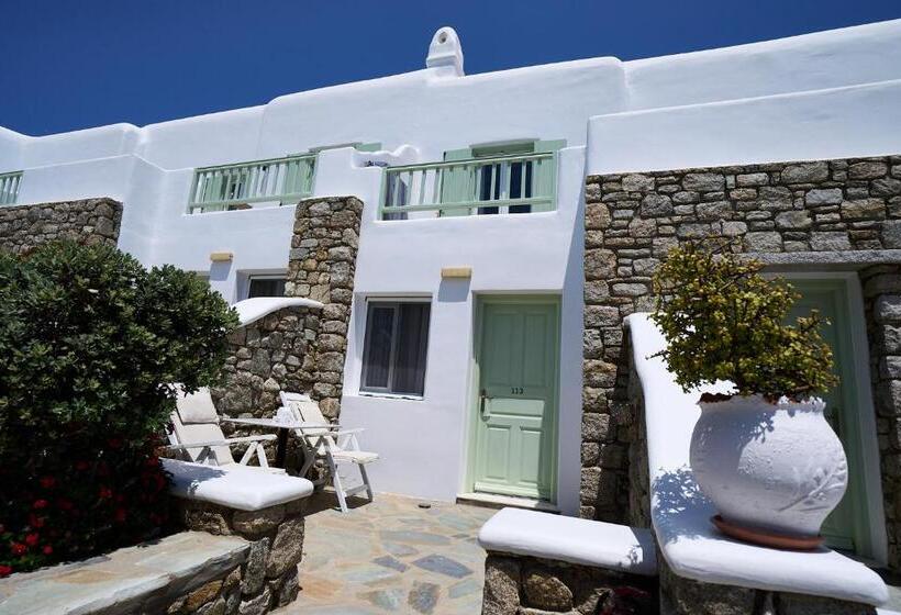 اتاق سوپریور با چشم‌انداز استخر, Bellissimo Resort