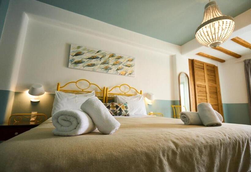 اتاق سوپریور با چشم‌انداز استخر, Bellissimo Resort