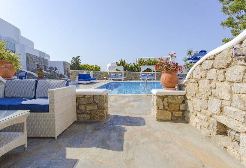 اتاق سوپریور با چشم‌انداز استخر, Bellissimo Resort