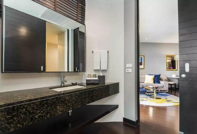 Suite King Bed