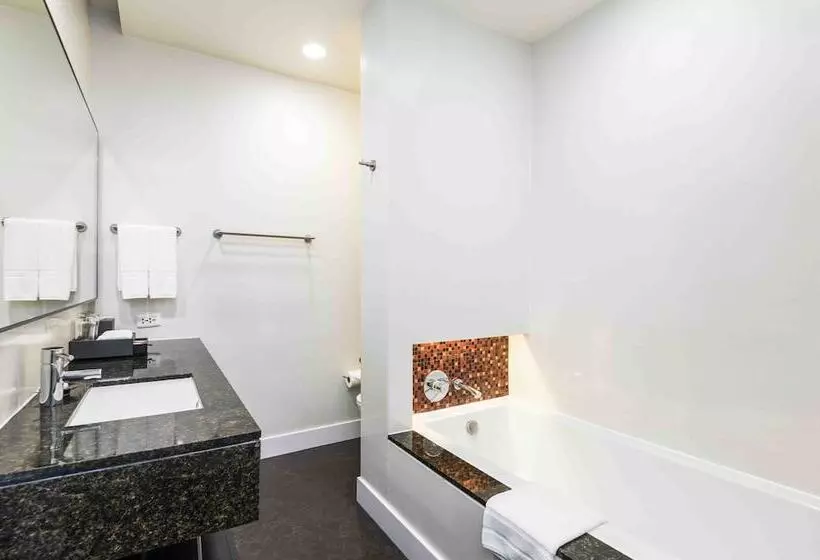 Deluxe Room King Bed & City View