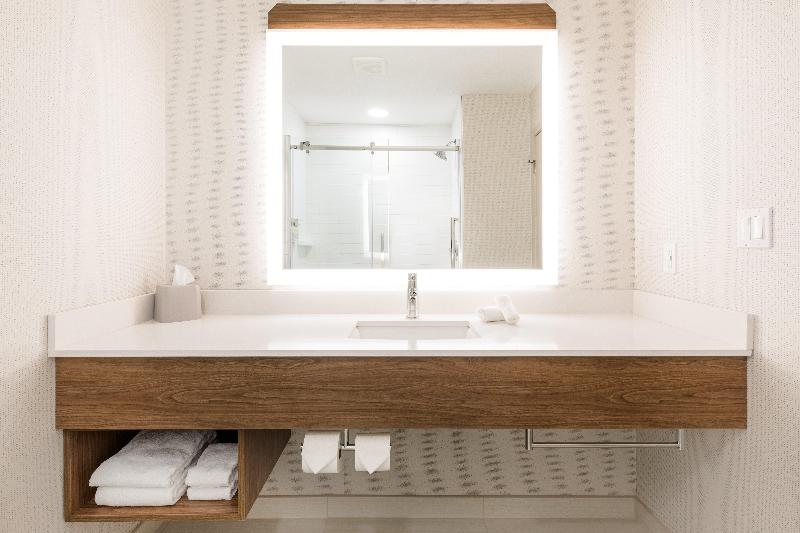 キングサイズベッドのスタンダードルーム, Holiday Inn Express Grande Prairie, An Ihg