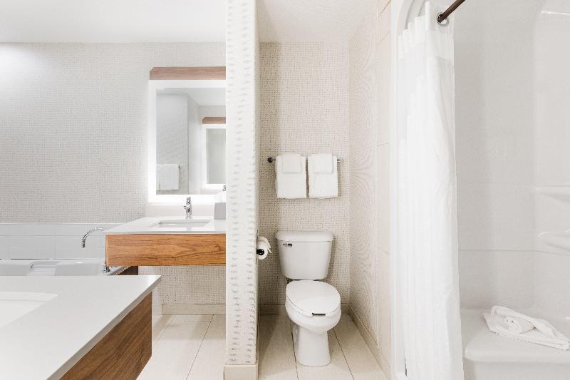 キングサイズベッドのスイートルーム, Holiday Inn Express Grande Prairie, An Ihg