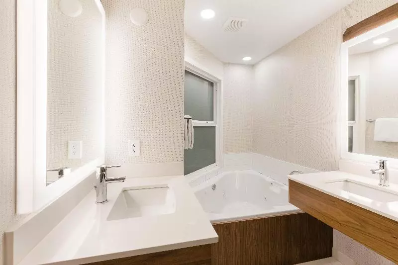 سوئیت با تخت بزرگ, Holiday Inn Express Grande Prairie, An Ihg