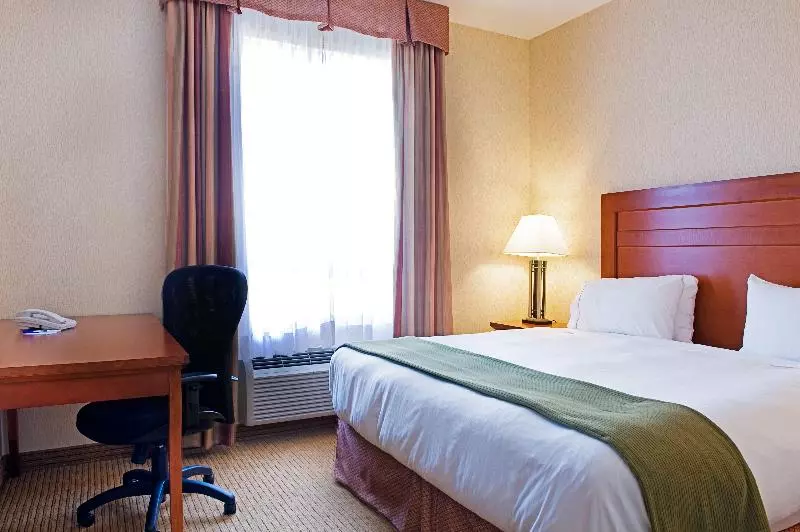 اتاق اجرایی با تخت بزرگ, Holiday Inn Express Grande Prairie, An Ihg