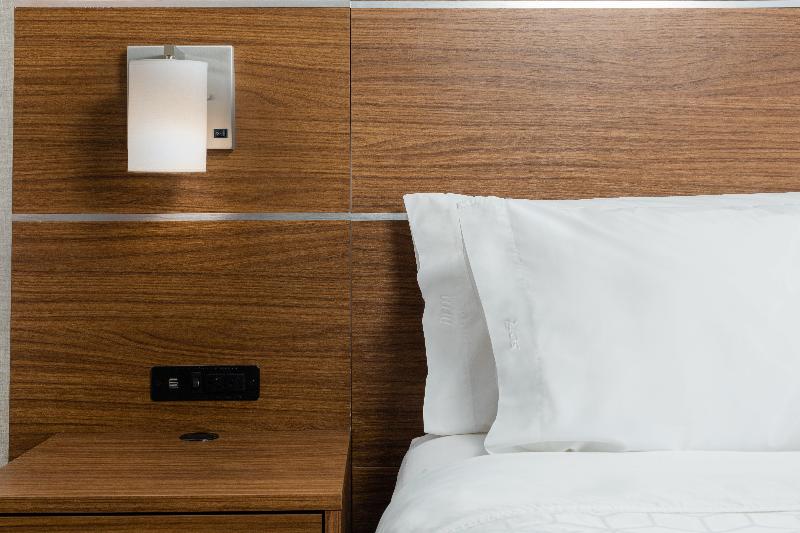 キングサイズベッドのエクゼクティブルーム, Holiday Inn Express Grande Prairie, An Ihg