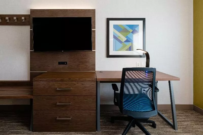 اتاق استاندارد با تخت بزرگ برای معلولان, Holiday Inn Express Grande Prairie, An Ihg