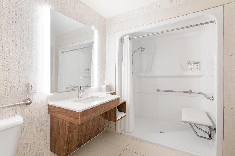 身障者適用キングサイズベッドルーム, Holiday Inn Express Grande Prairie, An Ihg