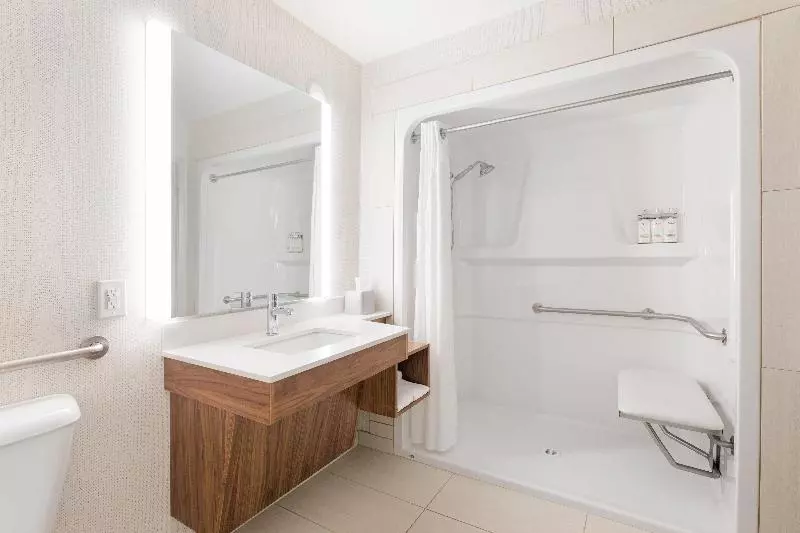 اتاق استاندارد با تخت بزرگ برای معلولان, Holiday Inn Express Grande Prairie, An Ihg