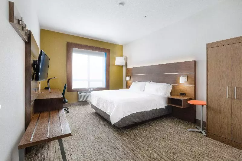 اتاق استاندارد با تخت بزرگ برای معلولان, Holiday Inn Express Grande Prairie, An Ihg