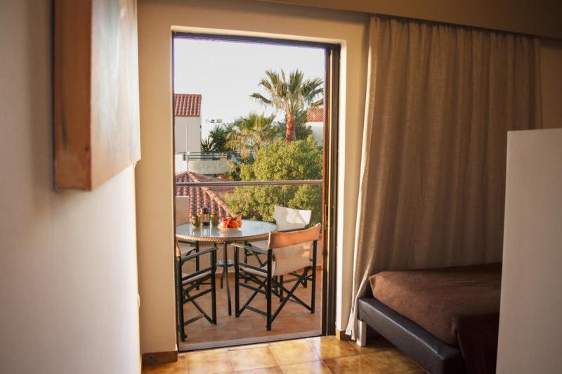 דירת חדר, Nireas