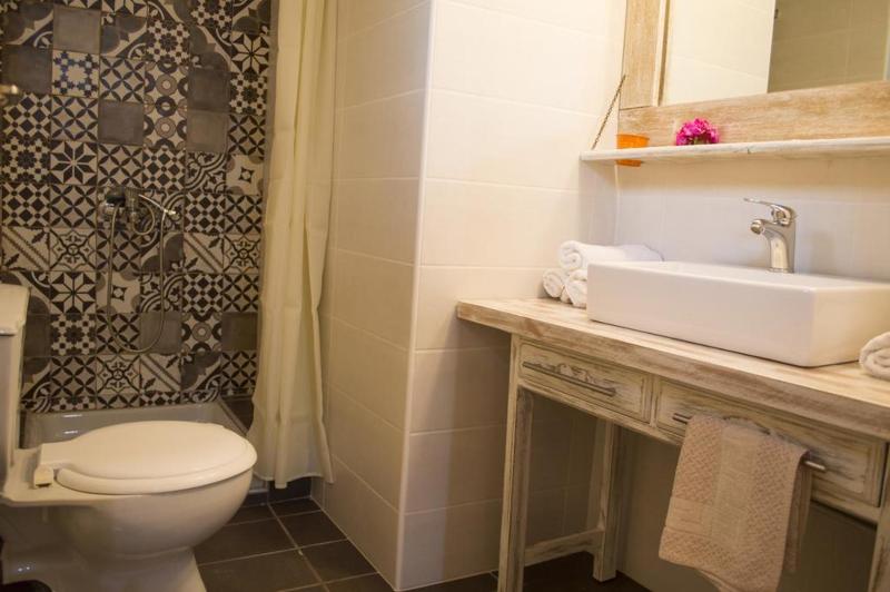 דירת חדר, Nireas