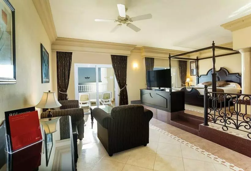 سوییت جونیور با چشم‌انداز دریا, Hotel Riu Emerald Bay - All Inclusive