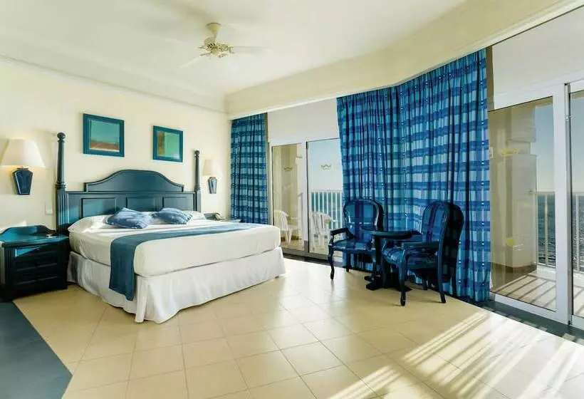 سوییت جونیور با چشم‌انداز دریا, Hotel Riu Emerald Bay - All Inclusive