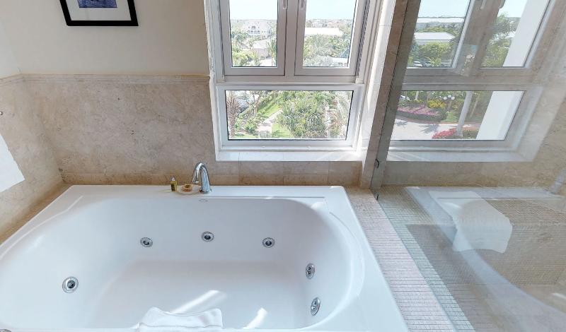 سوییت با چشم‌انداز دریا, Seven Stars Resort & Spa