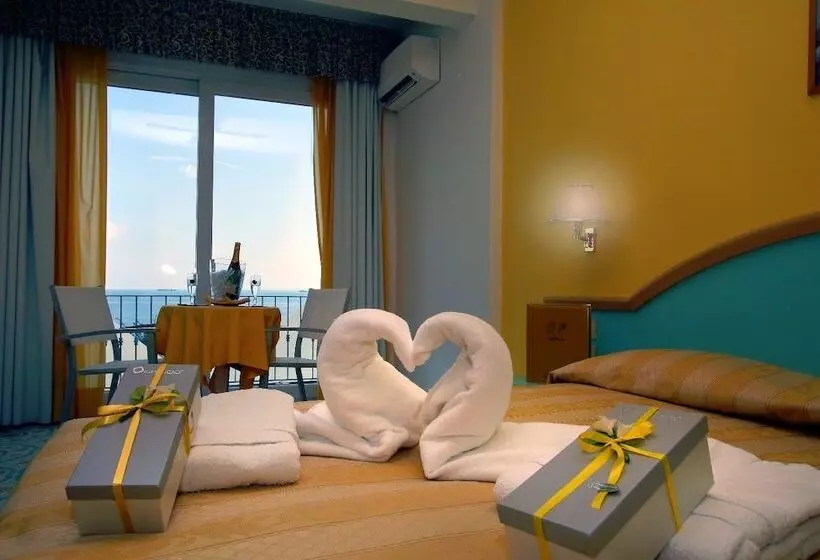 اتاق اساندارد با چشم‌انداز جانبی به دریا, Solemare Beach & Beauty Spa
