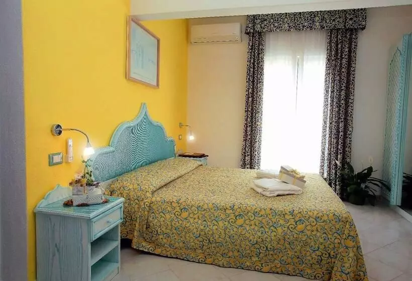 اتاق اساندارد با چشم‌انداز جانبی به دریا, Solemare Beach & Beauty Spa