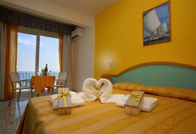 اتاق اساندارد با چشم‌انداز جانبی به دریا, Solemare Beach & Beauty Spa