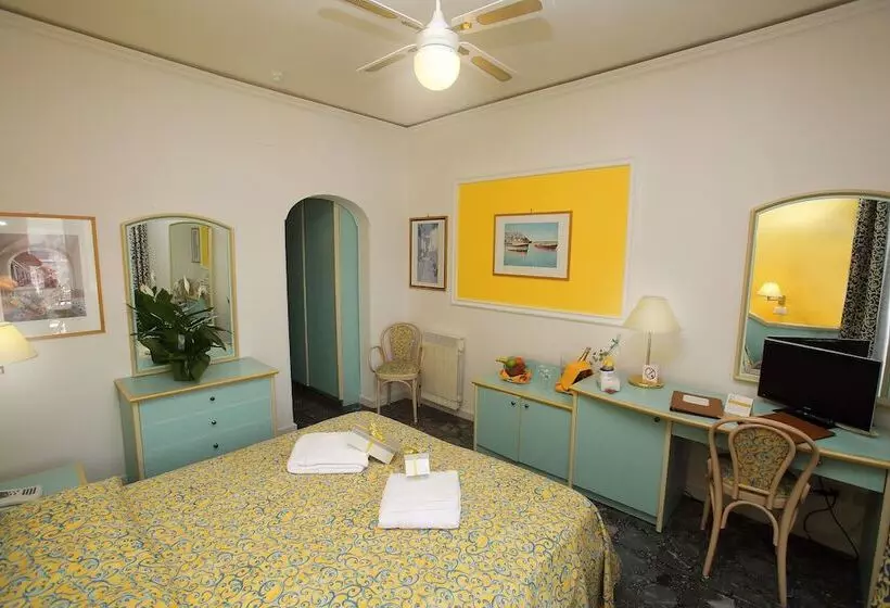 اتاق اساندارد با چشم‌انداز جانبی به دریا, Solemare Beach & Beauty Spa